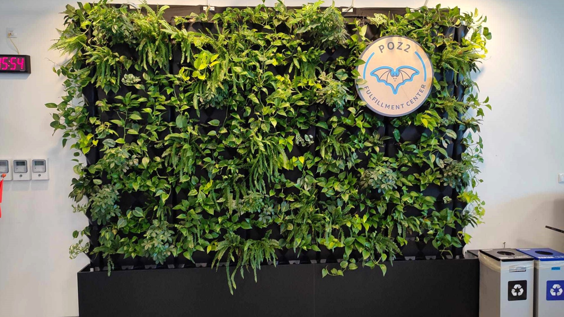 Ogród wertykalny w restauracji Wolbrom - profesjonalna instalacja zielonych ścian